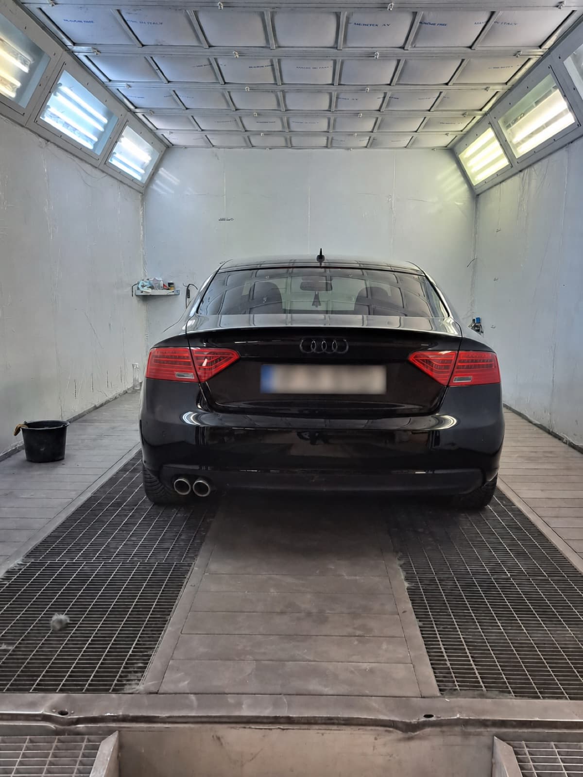 Audi A5 Sportback negru finisat, în cabina de vopsitorie Service Daune Auto Bragadiru