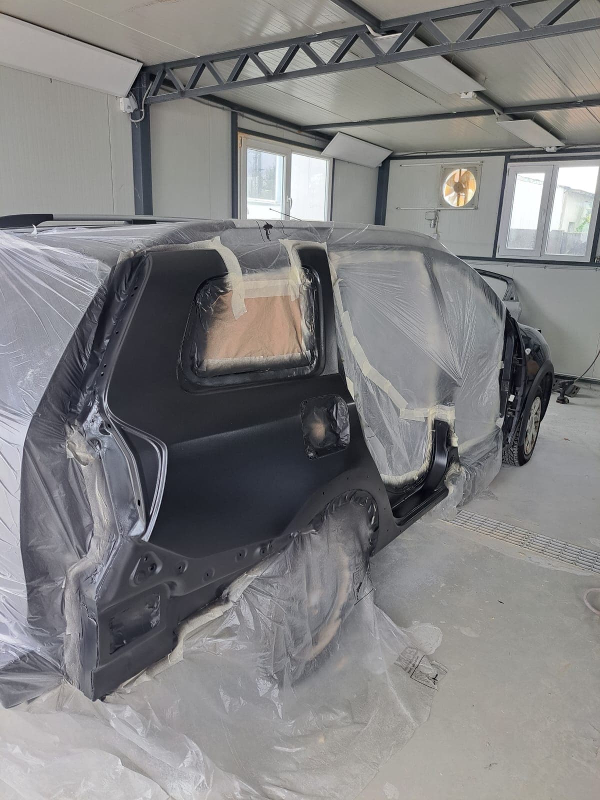 Dacia Duster acoperită cu grund, mascată pentru vopsire în service auto Bragadiru