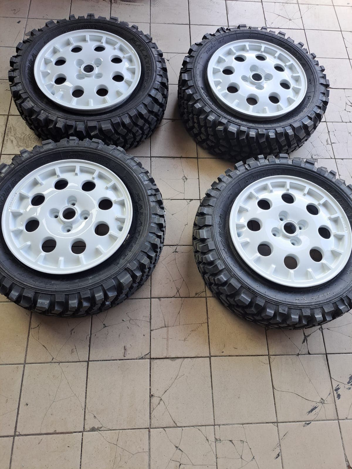 Set de jante offroad vopsite alb, cu anvelope montate, la service auto Bragadiru