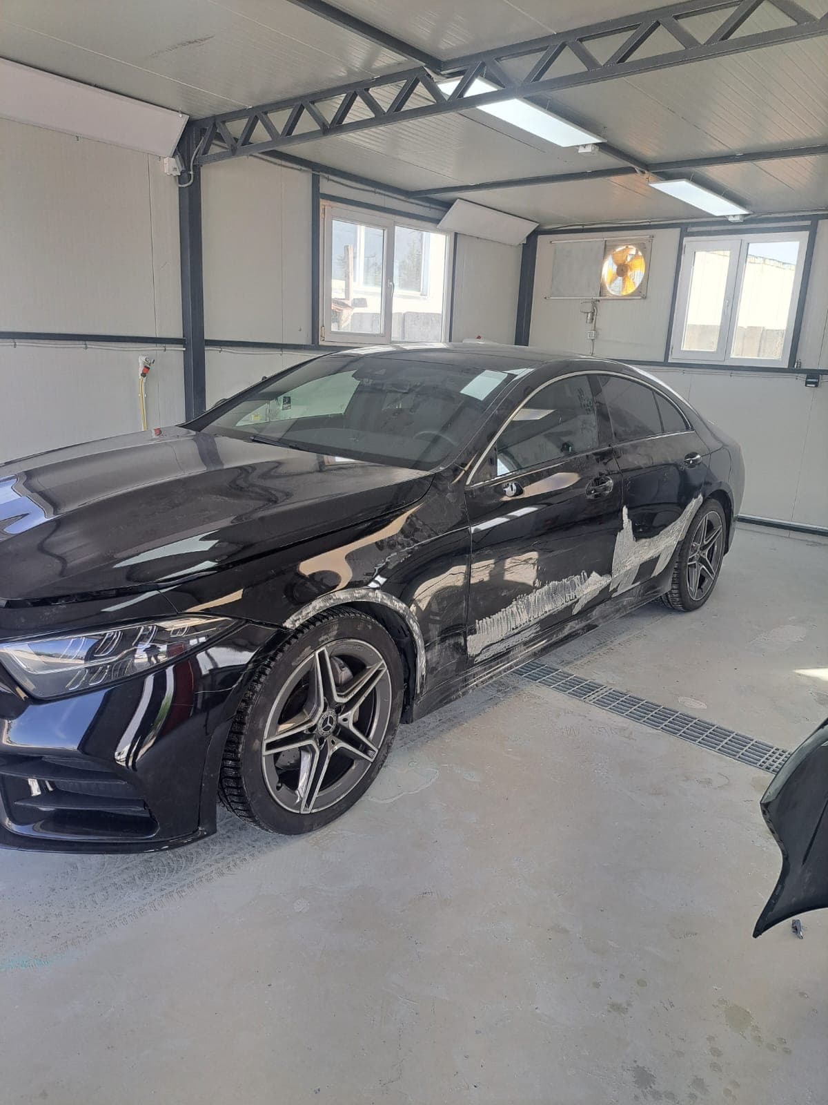 Mercedes CLS negru cu zone șlefuite, pregătit pentru vopsire la service în Bragadiru