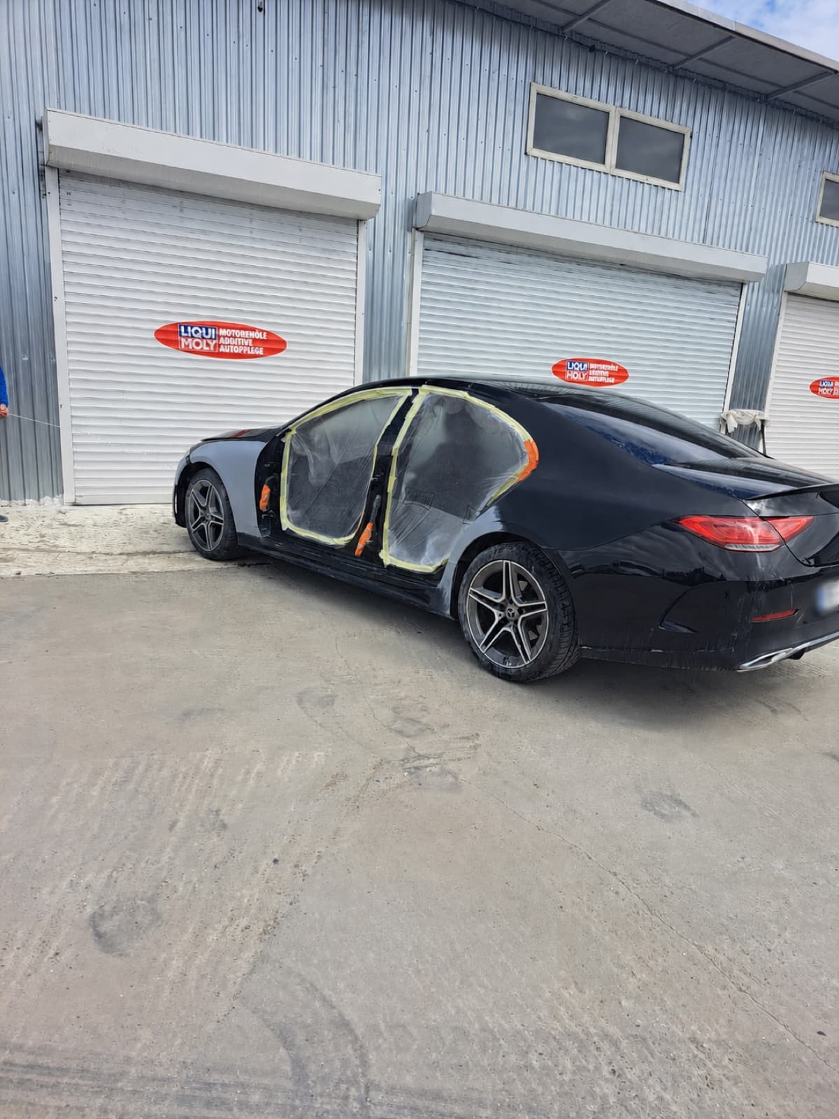 Mercedes CLS mascat pentru vopsire la service auto de daune în Bragadiru