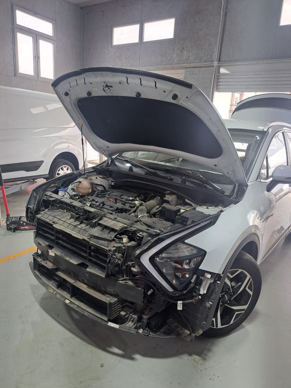 Kia Sportage cu fața demontată în atelierul de tinichigerie din Bragadiru