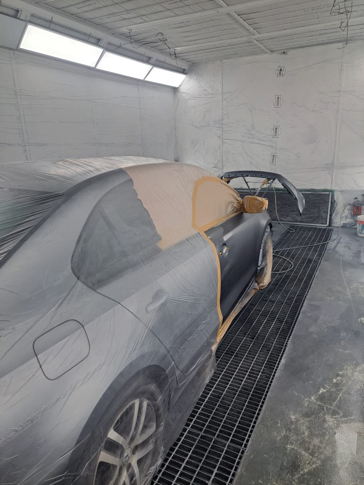 Volkswagen mascat în cabina de vopsitorie, cu portiera proaspăt vopsită, Bragadiru