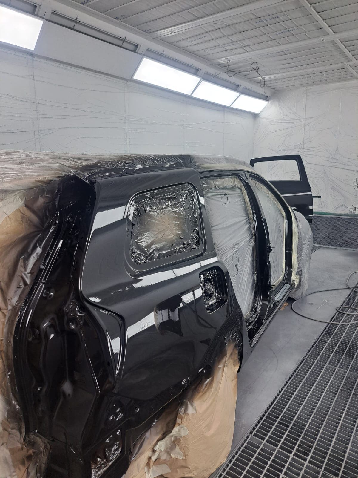 Dacia Duster cu vopsea proaspătă lucioasă în cabina de vopsitorie din Bragadiru
