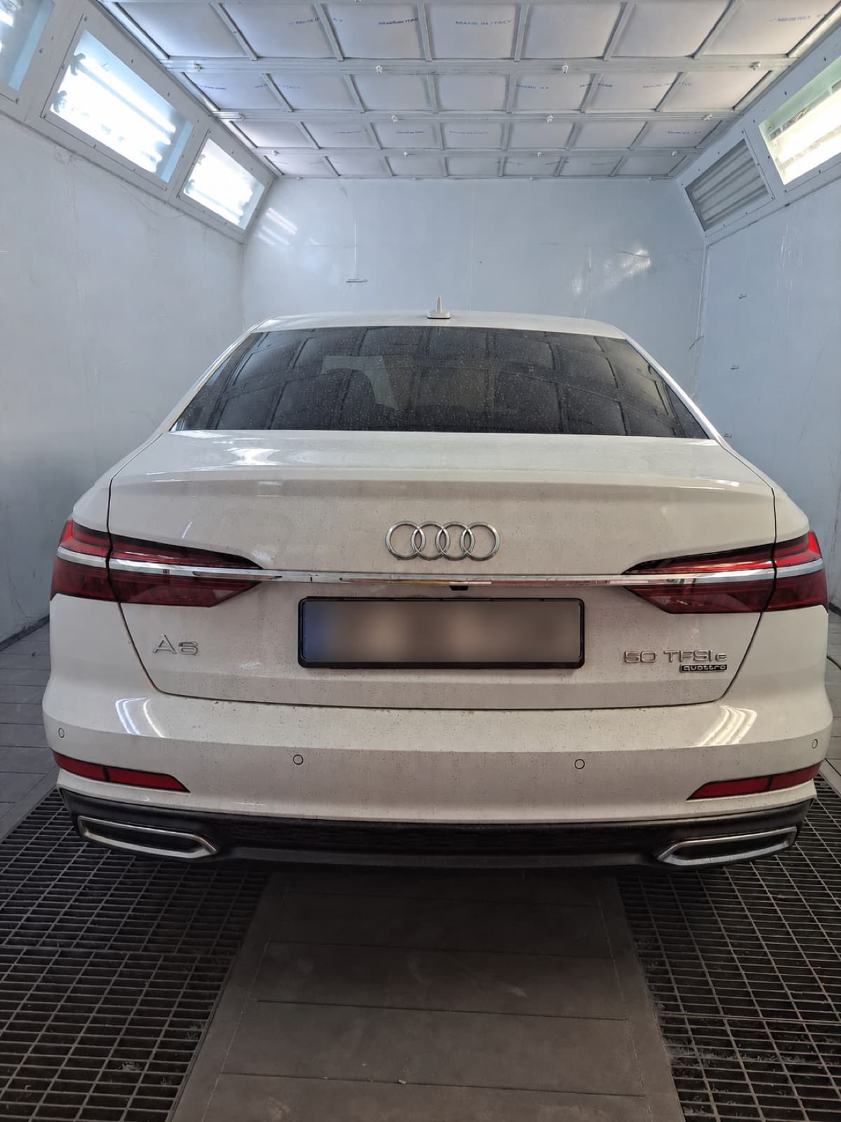 Audi A6 alb finisat în cabina de vopsitorie auto — Service Daune Auto Bragadiru